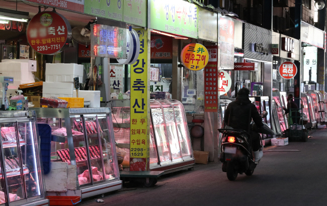 한우 가격 하락세에도 불구하고 가계경제 부담으로 한우 소비량이 줄어들고 있는 가운데 8일 서울 성동구 마장축산물시장이 한산한 모습을 보이고 있다.  뉴시스
