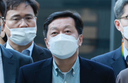 정진상 전 더불어민주당 대표실 정무조정실장이 지난달 18일 서울 서초구 서울중앙지방법원에서 열린 영장실질심사에 출석하며 입장을 밝히고 있다. 연합뉴스