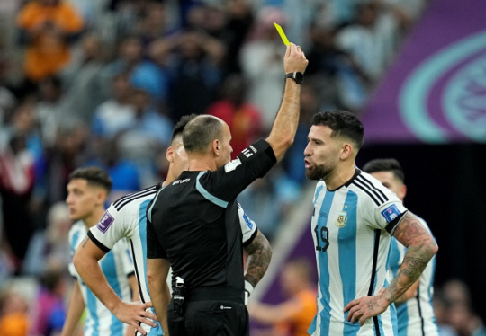 안토니오 마테우 주심이 11일(한국시간) 카타르 루사일의 루사일 스타디움에서 열린 아르헨티나와 네덜란드의 2022 카타르월드컵 8강에서 아르헨티나 수비수 니콜라스 오타멘디에게 경고를 주고 있다. AP뉴시스
