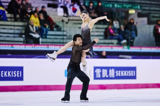 임해나(사진 위)-취안예 조가 11일(한국시간) 이탈리아 토리노 팔라벨라에서 열린 2022~2023 ISU 피겨스케이팅 주니어 그랑프리 파이널에서 연기를 하고 있다. ISU 트위터 캡처