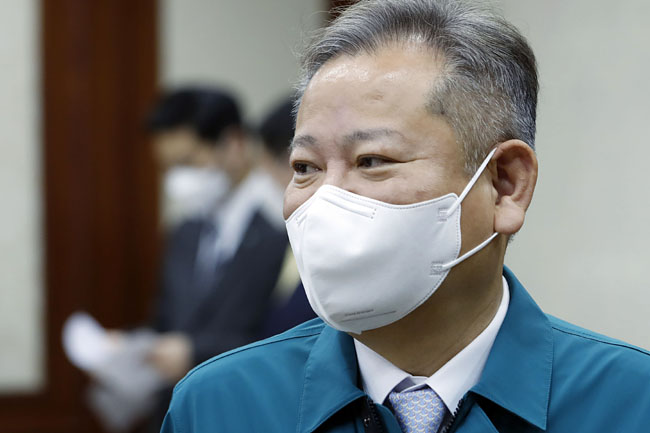 이상민 행정안전부 장관이 지난 9일 정부서울청사에서 열린 화물연대 집단운송거부 관계장관회의 및 코로나19 중앙재난안전대책본부 회의에 참석하고 있다. 뉴시스