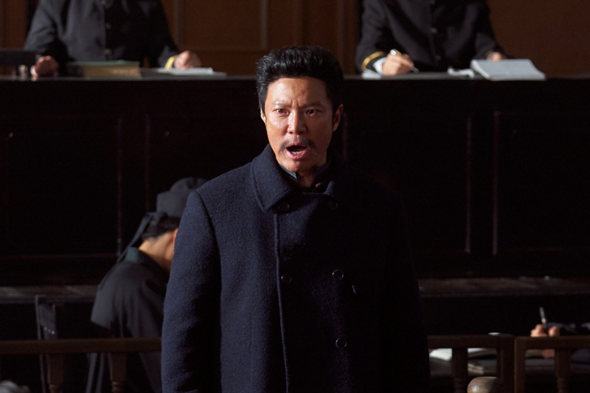 하얼빈역에서 이토 히로부미를 사살(아래 사진)한 후 재판을 받게 된 안중근이 일본 침략의 부당성을 강조하며 ‘누가 죄인인가’를 부르는 장면.    CJ ENM 제공