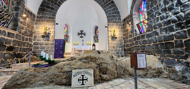 부활한 예수가 제자들에게 음식을 차려줬다는 바위로, ‘그리스도의 식탁’이라 불린다.