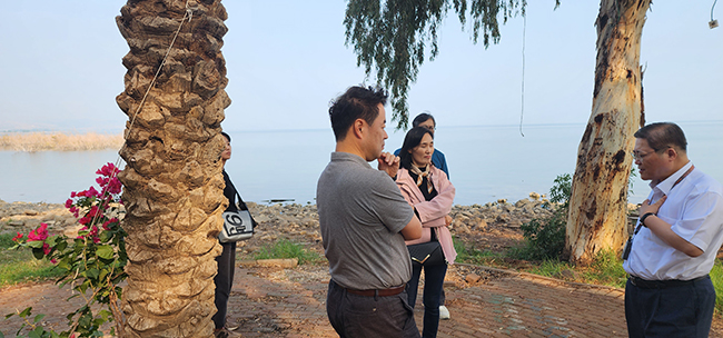 소강석 (오른쪽) 새에덴교회 목사가 미그달의 갈릴리 호변에서 성지 순례단과 대화를 나누며 “예수님께서 막달라 마리아 등 당시 하층민에게 차별 없는 사랑을 보여 주셨다”고 강조했다.