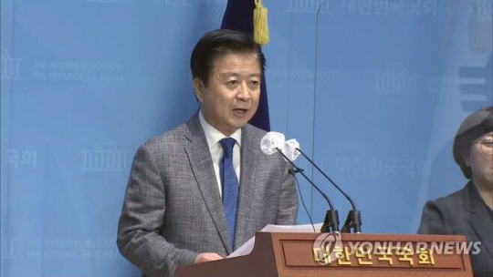 노웅래 더불어민주당 의원이 지난달 17일 서울 영등포구 국회 소통관에서 기자회견을 열고 자신의 국회 사무실 등에 대한 검찰의 압수수색에 대해 "제 결백을 증명하는 데 제 모든 정치생명을 걸겠다"고 입장을 밝히고 있다. 연합뉴스