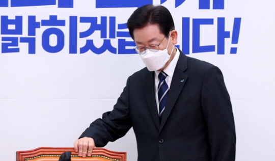 이재명 더불어민주당 대표가 7일 오전 서울 영등포구 국회에서 열린 최고위원회의에 참석하고 있다. 뉴시스