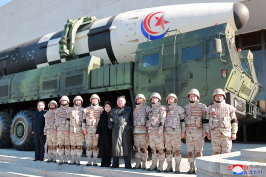 북한 조선중앙통신이 지난 11월18일 대륙간탄도미사일(ICBM) ‘화성-17형’ 발사에 참여했던 공로자들과 기념사진을 찍고 그들의 노력을 평가했다. 이 자리에는 김위원장의 둘째 딸이 동행했다. 조선중앙TV 캡처