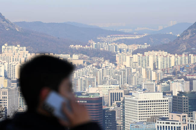 12일 오전 서울 남산에서 바라본 아파트 단지들. 문호남 기자