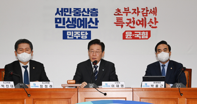 이재명(가운데) 더불어민주당 대표가 12일 오전 국회 당대표실에서 열린 최고위원회의에 참석해 모두발언을 하고 있다.  박윤슬 기자