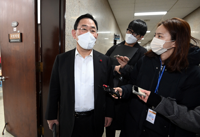 주호영 국민의힘 원내대표가 12일 오전 국회 사무실 앞에서 이상민 행정안전부 장관 해임건의안 야당 단독 처리, 이태원 핼러윈 참사 국정조사, 내년도 예산안 및 세제개편안 등 현안과 관련한 취재진 질문에 답하고 있다.  박윤슬 기자