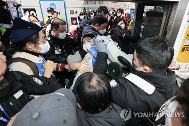 전국장애인차별철폐연대(전장연) 회원들이 지난 2일 오전 서울 4호선 삼각지역 플랫폼에서 지하철 탑승 시위 중 서울교통공사 지하철보안관 등과 충돌하고 있다. 연합뉴스