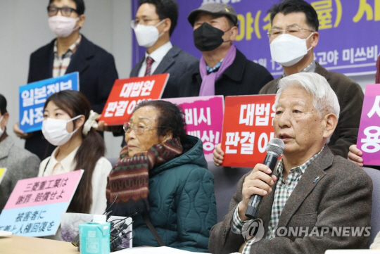 나고야 미쓰비시 조선여자근로정신대 소송을 지원하는 시민모임 다카하시 마코토 공동대표(오른쪽)가 13일 광주시의회에서 기자회견을 열고 피해자 인권 회복에 함께할 것을 다짐하고 있다. 이날 다카하시 대표는 근로정신대 할머니와 함께 하는 시민 모임에게 일제강제동원시민역사관(가칭) 건립을 위해 100만엔을 기부했다. 연합뉴스