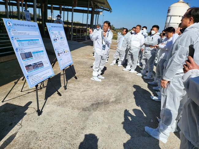 지난 10월 농림축산식품부와 농협경제지주 축산경제가 공동으로 개최한 ‘가축분뇨 바이오차 실증사업 시연회’에서 한 연구원이 우분 바이오차의 우사 깔짚 이용성에 대해 설명하고 있다. 농협 축산경제 제공
