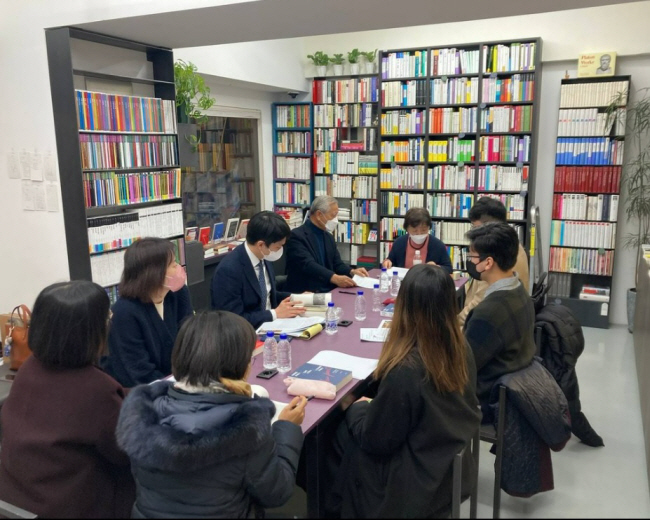 서울 을지로에 위치한 철학전문서점 소요서가에서 시민들이 독서 모임을 하고 있다. 소요서가 인스타그램