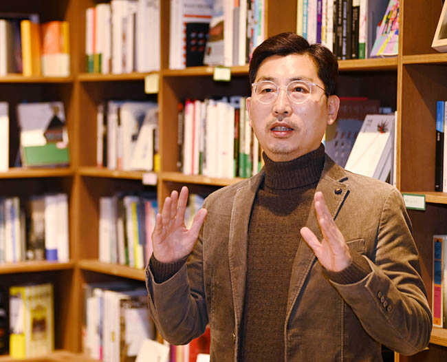 사회학자 노명우가 2018년부터 운영하고 있는 서울 은평구 니은서점에서 인문학 가치 확산을 위한 다양한 시도에 대해 설명하고 있다. 문호남 기자