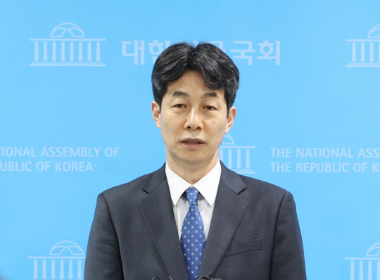 윤건영 더불어민주당 의원이 지난 1일 국회 소통관에서 문재인 전 대통령의 서해 공무원 피살 사건 수사에 대한 공식입장문을 발표한 뒤 취재진의 질문에 답하고 있다. 연합뉴스