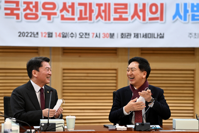 국민의힘 당권 주자인 김기현(오른쪽) 의원과 안철수 의원이 14일 오전 당내 공부모임 ‘혁신24 새로운 미래’ 주최로 국회 의원회관에서 열린 조찬 세미나에 참석해 웃으며 이야기를 나누고 있다. 윤성호 기자