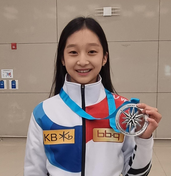 (영종도=연합뉴스)피겨 샛별 신지아가 14일 인천국제공항을 통해 귀국한 뒤 국제빙상경기연맹(ISU) 피겨스케이팅 주니어 그랑프리 파이널 여자 싱글에서 딴 은메달을 목에 걸고 활짝 웃고 있다. 2022.12.14.
