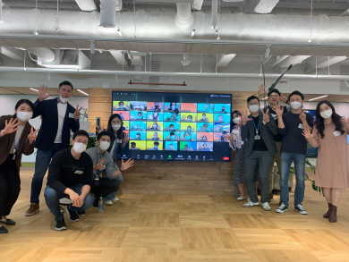 GS그룹 오픈 이노베이션 커뮤니티 ‘52g’ 프로그램 참가자들이 서울 강남구 GS타워에서 열린 아이디어 발표회 후 기념 촬영을 하고 있다. GS그룹 제공