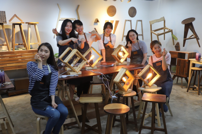 자기 계발 프로그램 ‘뭉클’에 참여한 GS리테일 직원들이 조명을 만들고 있다. GS그룹 제공