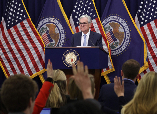 제롬 파월 미 연방준비제도(Fed) 의장이 14일(현지시간) 미국 워싱턴에서 연방공개시장위원회(FOMC) 정례회의를 후 열린 기자회견에서 취재진의 질문을 받고 있다. AFP·연합뉴스