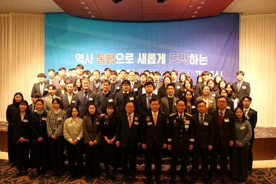 15일 서울 강남구 청담동 호텔 리베라 서울에서 열린 한국소방시설협회 창립 22주년 기념식에서 참석자들이 기념촬영을 하고 있다. 협회 제공