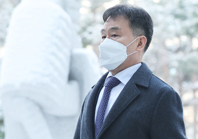 대장동 개발 로비 의혹 사건과 관련해 뇌물공여 혐의로 기소된 화천대유 대주주 김만배 씨가 6일 경기 수원시 영통구 수원지법에서 열린 공판에 출석하고 있다. 뉴시스
