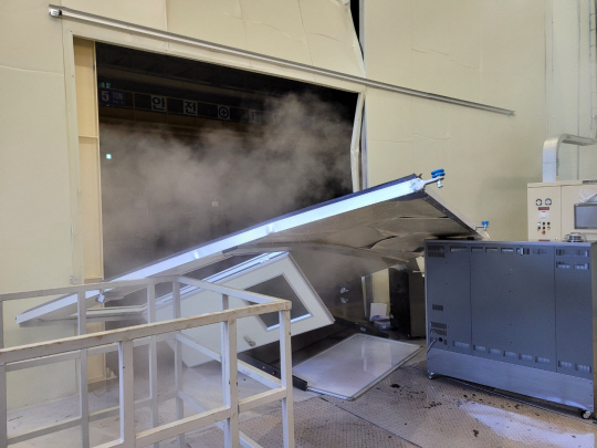 15일 경남 밀양의 한 탄소섬유공장에서 발생한 폭발사고로 문이 부서져 있다. 경남소방본부 제공