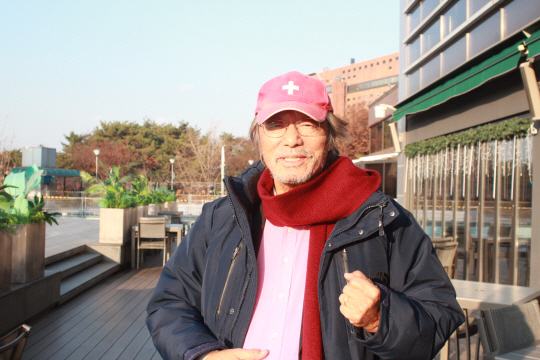 지난 7일 서울 중구 장충동 서울클럽에서 만난 봉두완 한미클럽 명예회장은 지금까지 건강을 유지한 것은 "하나님의 은총과 하고 싶은 말 거리낌 없이 해가면서 마음을 편안하게 가진 덕분"이라고 말하며 주먹을 불끈 쥐어 보이고 있다.