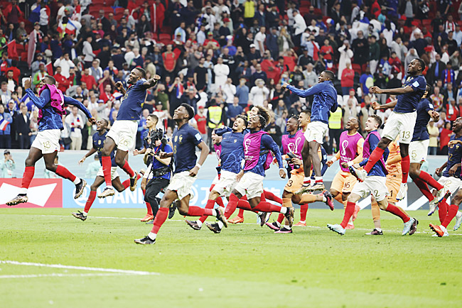 프랑스 선수들이 15일 오전(한국시간) 카타르 알코르의 알바이트 스타디움에서 열린 카타르월드컵 준결승전에서 모로코를 2-0으로 제압한 뒤 승리 세리머니를 펼치고 있다.  신화연합뉴스