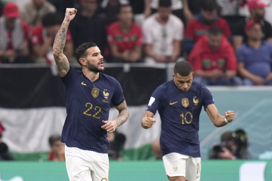 프랑스의 테오 에르난데스(왼쪽)가 15일 오전(한국시간) 카타르 알코르의 알바이트 스타디움에서 열린 2022 카타르월드컵 준결승전에서 전반 5분 선제 결승골을 넣은 후 킬리안 음바페와 환호하고 있다. AP뉴시스