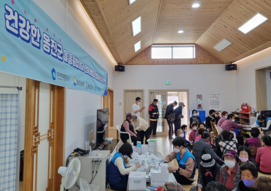 인천 옹진군 대청도 주민들이 지난 8일 인하대병원 의료진으로부터 무료 진료서비스를 받고 있다. 인천시청 제공