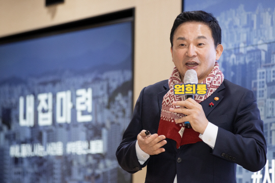 원희룡 국토교통부 장관이 지난 16일 서울 동작구 중앙대에서 열린 한국주택학회 학술대회에서 강연하고 있다. 연합뉴스