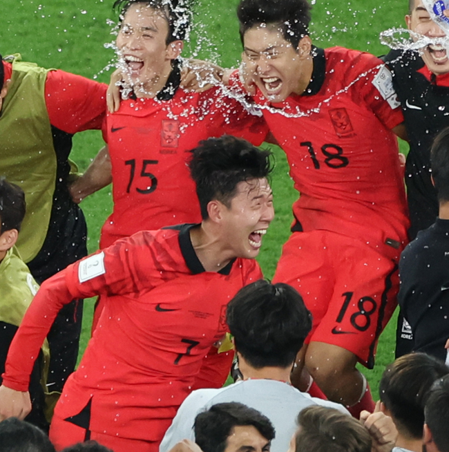 손흥민 등 축구 대표팀 선수들이 지난 3일 카타르 알라이얀의 에듀케이션 시티 스타디움에서 열린 2022 카타르 월드컵 조별리그 H조 3차전 포르투갈과의 경기에서 승리한 후 환호하고 있다. 연합뉴스