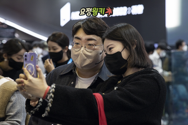 강원기(왼쪽) 넥슨 메이플스토리 총괄 디렉터가 지난달 부산에서 열린 국내 최대 게임 전시회 ‘지스타(G-STAR) 2022’ 행사에서 유저와 사진을 찍고 있다. 넥슨 제공