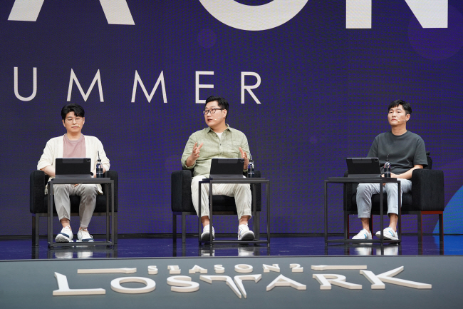 김상복(왼쪽부터)·전재학·이병탁 스마일게이트 수석팀장이 지난 6월 개최된 로스트아크 온라인 행사 ‘로아온 썸머’에서 유저들과 소통하고 있다.  스마일게이트 제공