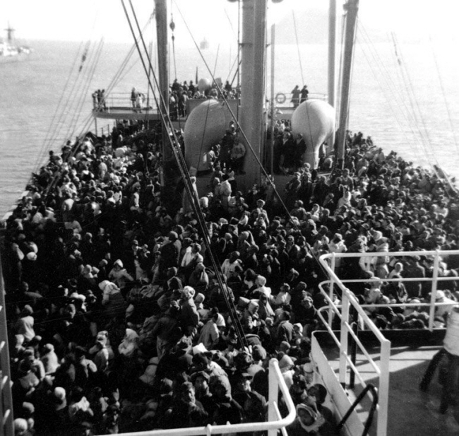 흥남철수 당시 메러디스 빅토리호의 갑판을 가득 메운 피란민들. 1950년 12월 23일 1만4000명을 태우고 흥남부두를 출발한 빅토리호는 25일 크리스마스에 거제도에 도착했다.    자료사진