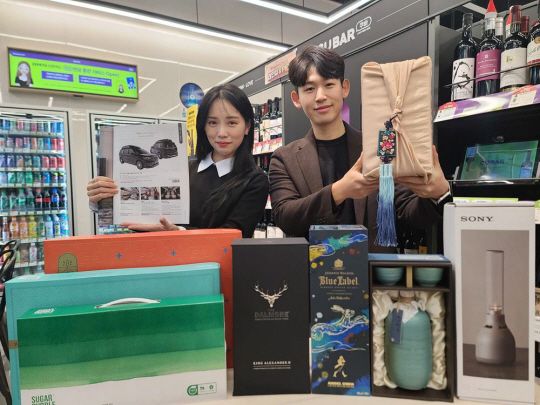 모델들이 CU가 내년 설 선물 세트로 준비한 리무진 카탈로그를 비롯한 제품을 소개하고 있다. BGF리테일 제공