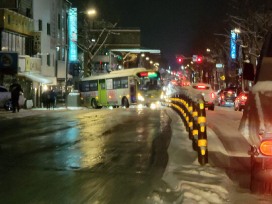 18일 전주 시내의 한 도로가 얼어붙어 시내버스가 움직이지 못하고 도로 가운데 서 있다. 시민 페이스북 캡처