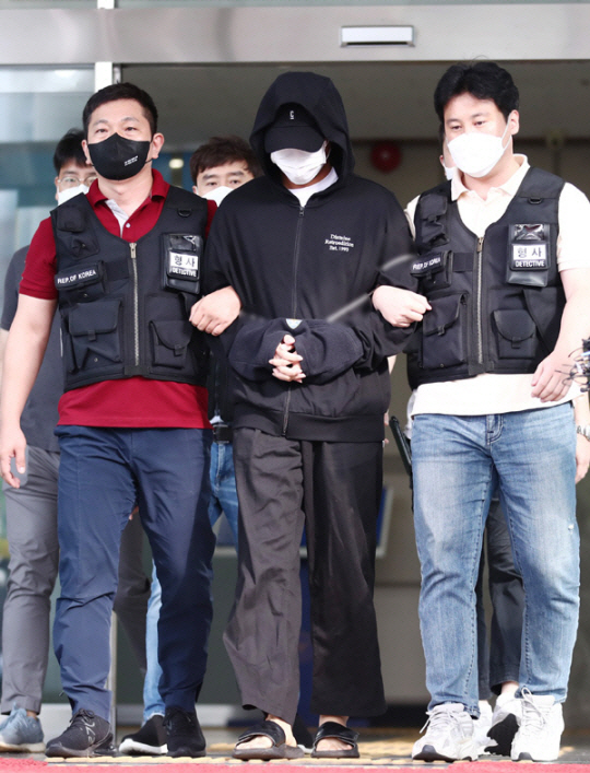 인하대 캠퍼스 내에서 여학생을 성폭행한 뒤 건물에서 추락해 숨지게 한 혐의를 받는 1학년 남학생 A(20) 씨가 지난 7월 22일 인천 미추홀구 미추홀경찰서에서 나와 검찰로 송치되고 있다. 연합뉴스