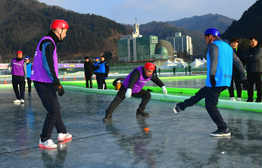 얼음축구 동호인들이 경기를 즐기고 있는 모습. 화천군청 제공