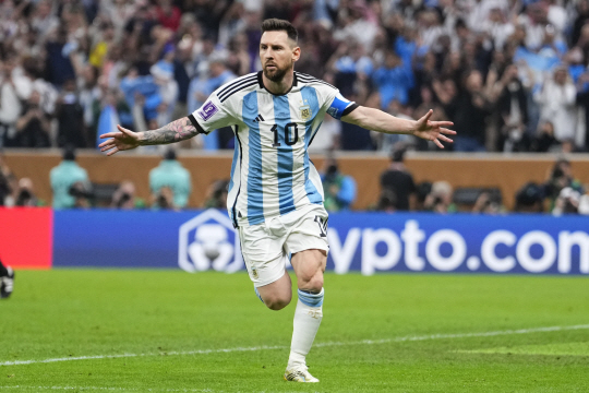 아르헨티나의 리오넬 메시가 19일(한국시간) 오전 0시 카타르 루사일의 루사일 스타디움에서 열린 프랑스와 2022 카타르월드컵 결승전에서 전반 23분 선제골을 넣은 후 세리머니를 펼치고 있다. AP뉴시스
