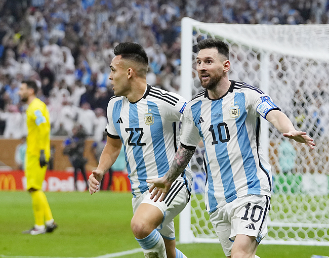 아르헨티나의 리오넬 메시(오른쪽)가 19일(한국시간) 오전 0시 카타르 루사일의 루사일 스타디움에서 열린 프랑스와 2022 카타르월드컵 결승전에서 연장 후반 3분 골을 넣은 후 환호하고 있다. AP뉴시스