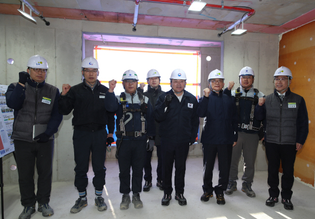 지난 16일 서울 강남구 수서역세권지구 내 공공임대주택 건설 현장을 방문한 원희룡(앞줄 왼쪽 네 번째) 국토교통부 장관과 이한준(〃〃다섯 번째) LH 사장 등이 고품질 임대주택 건설을 다짐하고 있다.  LH 제공