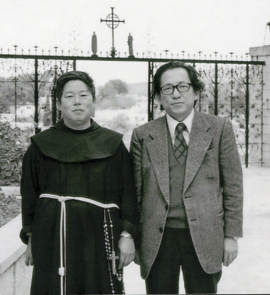 이남규(오른쪽) 작가와 이 작가가 이스라엘에서 성모자상 작업을 할 때 도와준 안베다 신부.