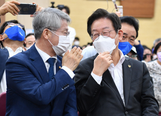 지난 8월 15일 광주 서구 김대중컨벤션센터에서 열린 지역 당원·지지자와 토크 콘서트에서 이재명(오른쪽) 당시 더불어민주당 당대표 후보와 민형배 무소속 의원이 대화하고 있다. 뉴시스