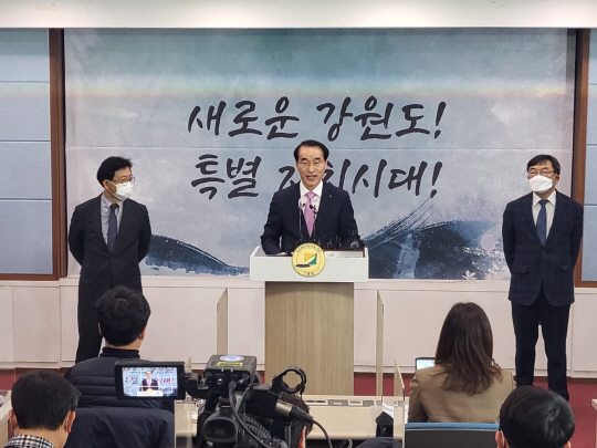 김명선 강원행정부지사가 20일 오후 도청 브리핑룸에서 도청 신청사 부지를 발표하고 있다.