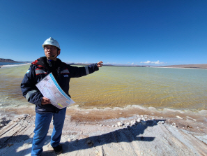 오재훈 포스코아르헨티나 DP생산기술실장이 지난 12일 ‘옴브레 무에르토’ 염호 지하에서 염수를 끌어올려 조성한 폰드(인공 연못)에 대해 설명하고 있다. 황혜진 기자