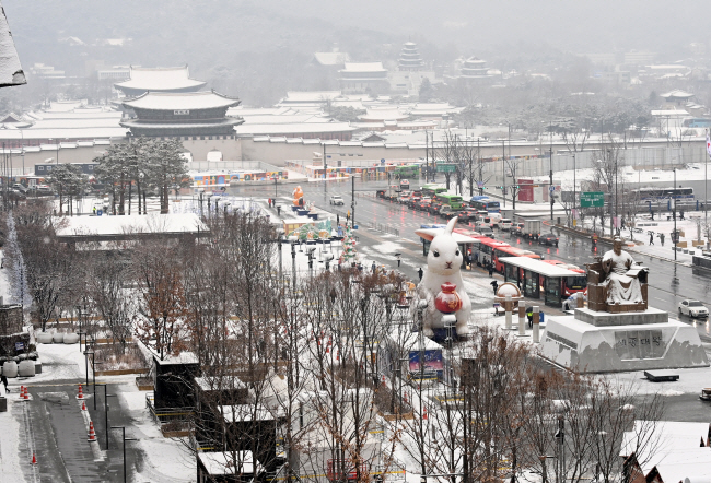 21일 새벽부터 함박눈이 쏟아져 이날 오전 6시를 기해 서울 등에 대설주의보가 발효된 가운데, 서울 광화문광장이 밤새 내린 새하얀 눈으로 덮여 있다.  윤성호 기자