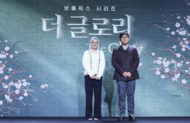 20일 서울 종로구 JW메리어트 동대문 스퀘어 서울에서 열린 넷플릭스 시리즈 ‘더 글로리’ 제작발표회에서 김은숙(왼쪽) 작가와 안길호 감독이 기념 촬영하고 있다.